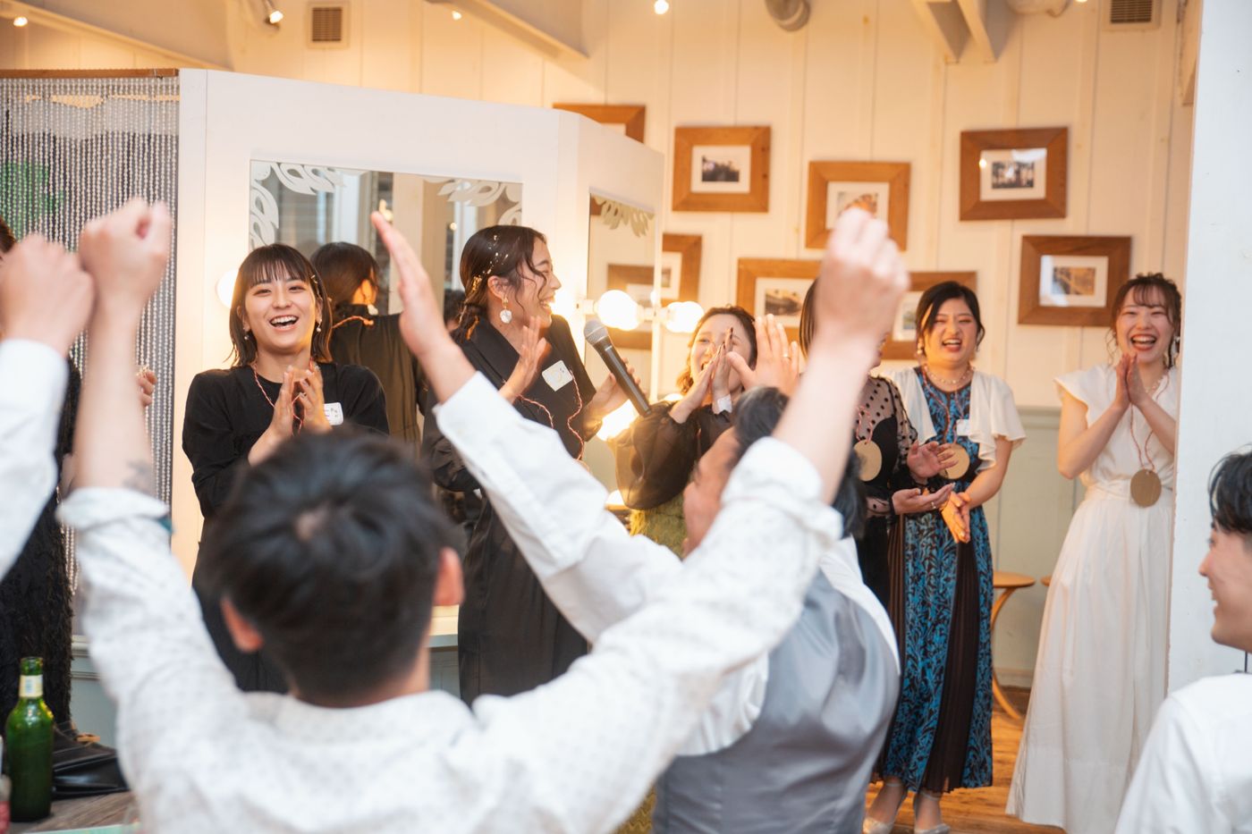 新郎新婦もゲストも、みんなで手をたたいて。