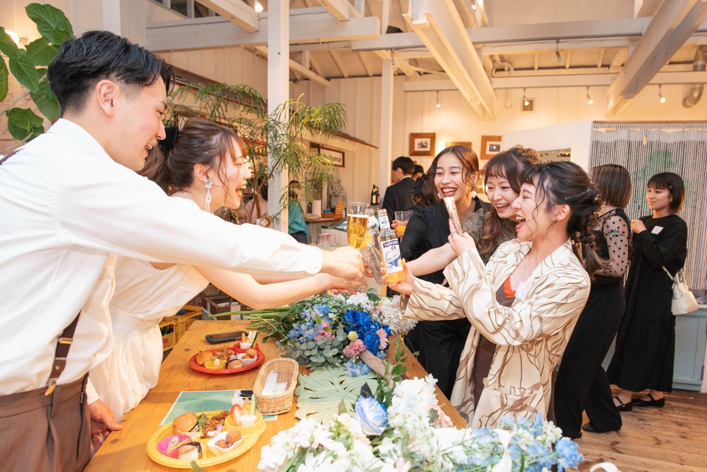 二次会は、白い梁の下で乾杯から。