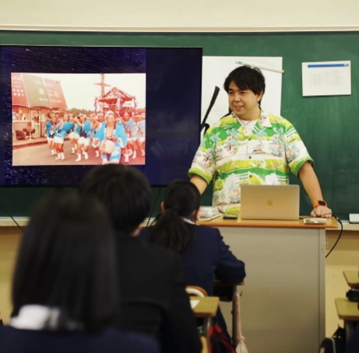 中学校の教室で生徒に話す岩上巧